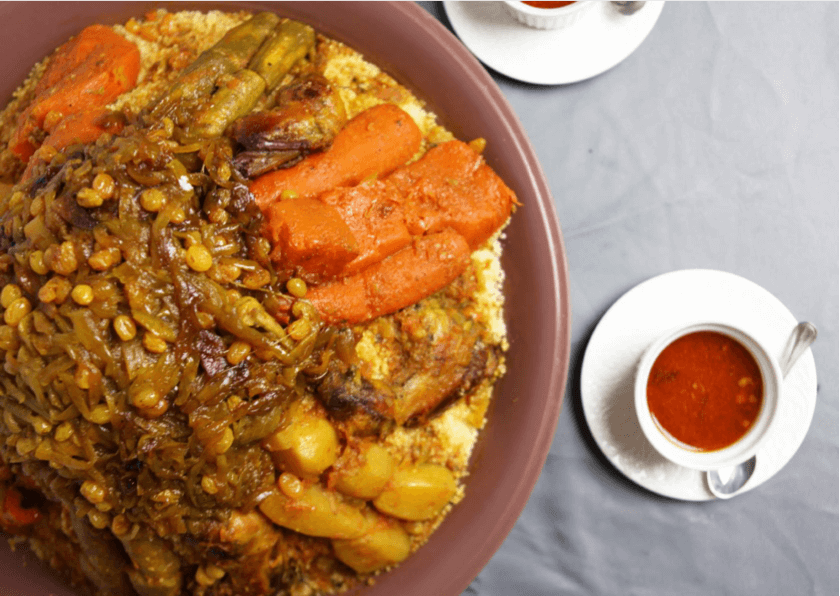 Cuscús reial amb xai, pollastre, merguez i verdures