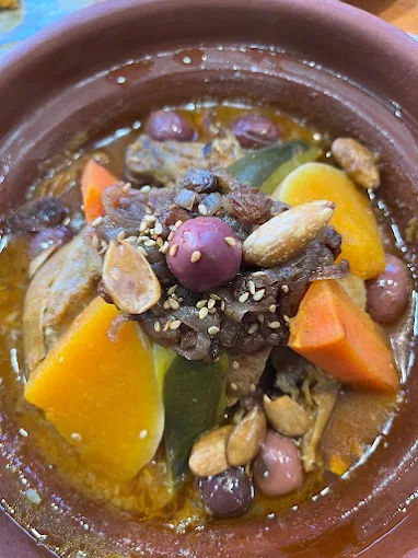 Tajín de xai amb prunes, ametlles i sèsam